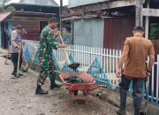 Babinsa Koramil1420-02/Tellu Limpoe dan Bhabinkamtibmas Bantu Warga Bersihkan Selokan