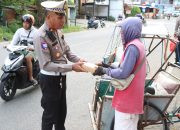 Berbagi Kebahagiaan di Bulan Ramadhan, Satlantas Polres Majene Bagikan Takjil Gratis kepada Pengguna Jalan