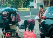 Kasat Reskrim Polres Wajo Bagi Takjil Kepada Pengguna Jalan Jelang Buka Puasa