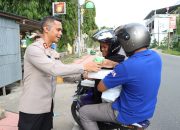 Suasana Penuh Berkah di Bulan Suci Ramadhan, Kapolres Majene Gelar Bagi Takjil Gratis Ke Pengguna Jalan