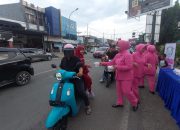 Bhayangkari Cabang Sinjai Tebar Berkah Ramadhan dengan Berbagi Takjil Gratis.