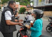 Suasana Ramadhan Penuh Berkah, Satreskrim Polres Majene Bagikan Takjil Gratis kepada Tukang Becak