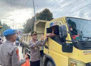Kapolres Mamasa Bagikan Takjil kepada Pengendara dan Masyarakat Sekitar