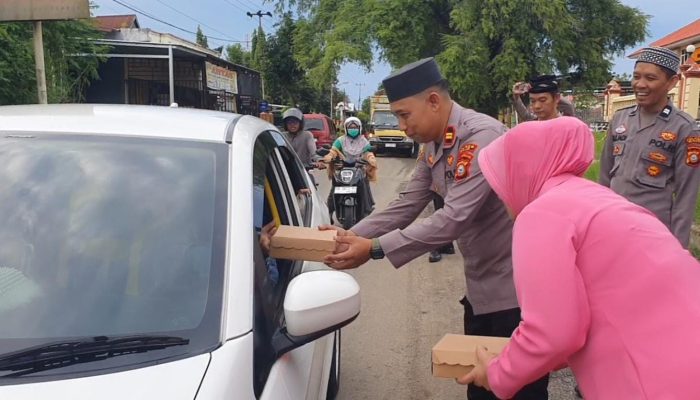 Bulan Penuh Berkah Kapolsek Bersama Bhayangkari dan Personil Polsek Sabbangparu Bagikan Takjil Bagi Warga dan Pengguna Jalan