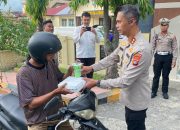 Berbagi keberkahan, Kapolres Majene Bagi Takjil Gratis Ke Pengguna jalan