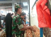Babinsa Koramil 1420/02 Tellu Limpoe Pantau Harga Sembako di Pasar Massepe