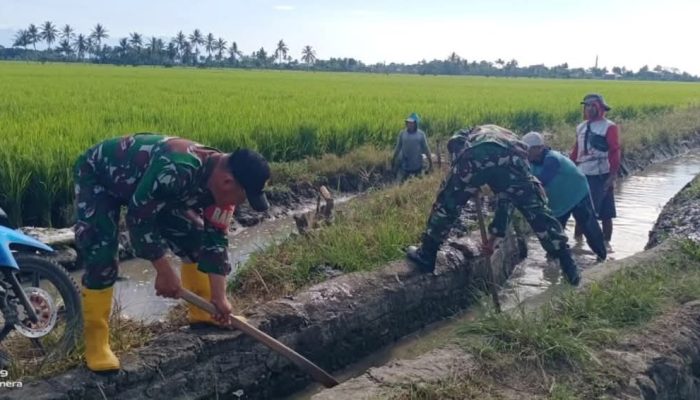 Dukung kesejahteraan petani melalui pembersihan irigasi, Babinsa Kodim 1420-07/Baranti Bersama Warga Bersihkan Saluran Irigasi
