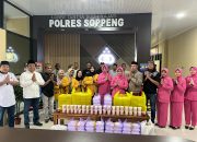 Indahnya Berbagi di Bulan Penuh Berkah, Polres Soppeng Bagikan Takjil kepada Pengendara