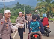 Polres Luwu Timur Bagi Takjil Jelang Buka Puasa , AKBP Zulkarnain : Polri Untuk Masyarakat
