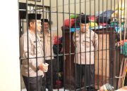 Kapolres Wajo Bagikan Takjil Ke Tahanan, Semangat dan Motivasi Untuk Memperbaiki Diri Dalam Bulan Suci Ramadhan