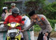 Kapolres Luwu Turun Langsung Bagikan Takjil, Ajak Pengendara Utamakan Keselamatan