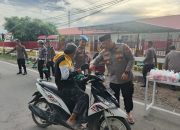 Berkah Ramadhan, Kapolres Sinjai Bagikan Takjil Gratis Kepada Pengendara.