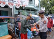 Kapolres Pinrang Bagikan Takjil kepada Tukang Becak di Bulan Suci Ramadhan