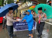 Kapolres Maros Bagikan Takjil di Tengah Hujan, Ciptakan Kehangatan Ramadan