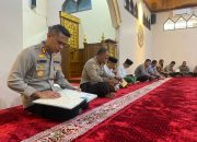 Tingkatkan Iman dan Taqwa di Bulan Ramadhan, Kapolres Majene Gelar Tadarusan Bersama Jamaah Masjid Nurul Ikhlas