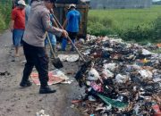 Bhabinkamtibmas Panaikang Bersama Warga Bersihkan Sampah Yang dibuang Sembarangan