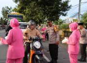 Berbagi Berkah di Bulan Suci, Polsek Belopa Polres Luwu Bagikan Takjil untuk Masyarakat