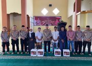 Safari Jumat Ramadhan, Kapolda Sulbar Berbagi Sembako dengan Jamaah Masjid Nurul Hikmah Simboro