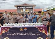 Bersama Awak Media , Polres Palopo Bagi Takjil Jelang Buka Puasa