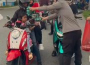 Srikandi Polres Palopo Bagi Takjil Jelang Buka Puasa