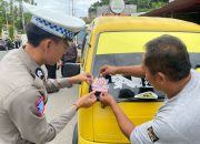 Polres Majene Gelar Pembagian Stiker Hotline Mudik Aman untuk Dukung Keselamatan Pemudik di Jalan Raya