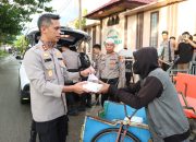 Kapolres Majene Berbagi Takjil untuk Tukang Becak di Bulan Ramadhan