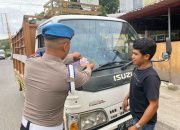 Polres Majene Gelar Pembagian Stiker Hotline Mudik Aman untuk Dukung Keselamatan Pemudik di Jalan Raya