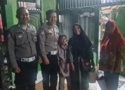 Aksi Mulia Polisi Bantu Ibu-Anak yang Kehabisan Tiket Bus Mudik