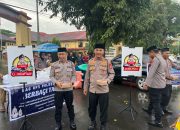 Kapolres Maros Bagikan Takjil dan Sosialisasi Hotline 110 di Tengah Hujan