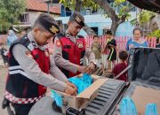 Personel Sat Samapta Polres Jeneponto Bagikan Takjil di Pelosok Desa