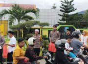 Kapolres Soppeng Bagi Takjil Jelang Buka Puasa