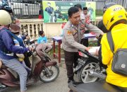 Polres Sinjai Tebar Kebaikan, Kembali Berbagi Takjil Gratis untuk Pengendara di Bulan Suci Ramadan.