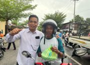 Kasat Res Narkoba Polres Polres Palopo Bagi Takjil Jelang Buka Puasa