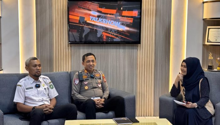 Melalui Talkshow TV Peduli, Kasat Lantas Polres Parepare Sosialisasikan Mudik Aman Keluarga Nyaman