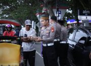 Berbagi Kebahagiaan dengan Masyarakat, Kanit Regident Satlantas Polres Bantaeng Bagi Takjil Jelang Buka Puasa