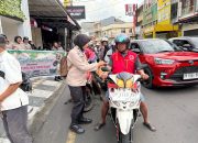 Polwan Polres Parepare Maknai Bulan Ramadhan dengan Bagi Takjil Penuh Berkah