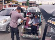 Berkah Ramadhan, Personel Polsek Tanasitolo Bersama Komunitas Pemuda Desa Pajelele Bagikan Takjil