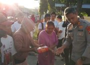Kapolres Majene Bersama Kasat Intelkam Berbagi Takjil Siap Saji