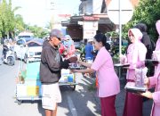 Ketua Bhayangkari Daerah Sulbar Berbagi Takjid Gratis ke Pangguna Jalan di Majene