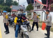 Kapolres Mamasa Bersama Jajarannya Bagikan Takjil Gratis kepada Pengendara dan Masyarakat