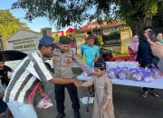 Polri Untuk Masyarajat, Humas Polres Maros Bersama Sium Bagi Takjil Buka Puasa Dan Minyak Goreng Ke Pengendara