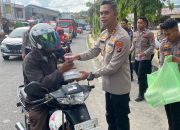 Kapolres Majene Bagikan Takjil Gratis kepada Pengendara di Bulan Ramadhan