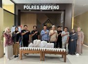 Polres Soppeng Bagikan Takjil kepada Pengendara di Jalan Latenribali