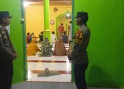 Personel Polsek Pana Laksanakan Pengamanan Sholat Isya dan Tarawih di Masjid Nurul Muttahidah Tabang