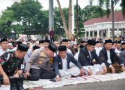 Kapolres Bone Bersama Keluarga Ikuti Shalat Idul Fitri Bersama Masyarakat di Alun-Alun Kota Watampone