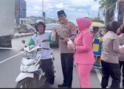 Personil Polres Pangkep Bagikan Takjil Untuk Pengendara di Bulan Suci Ramadhan