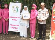 Jum’at Berkah, Kapolres Pangkep Bersama Ketua Bhayangkari Bagi-bagi Sembako Untuk Masyarakat Kurang Mampu