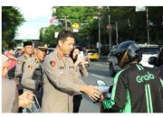 Ramadhan Berkah, Kapolrestabes Makassar Bagi Takjil Jelang Buka Puasa