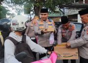 Kapolres Bantaeng Kembali Turun Langsung Bagi Takjil Jelang Buka Puasa