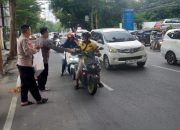 Polsek Ujung Pandang Bagi Takjil Jelang Buka Puasa
